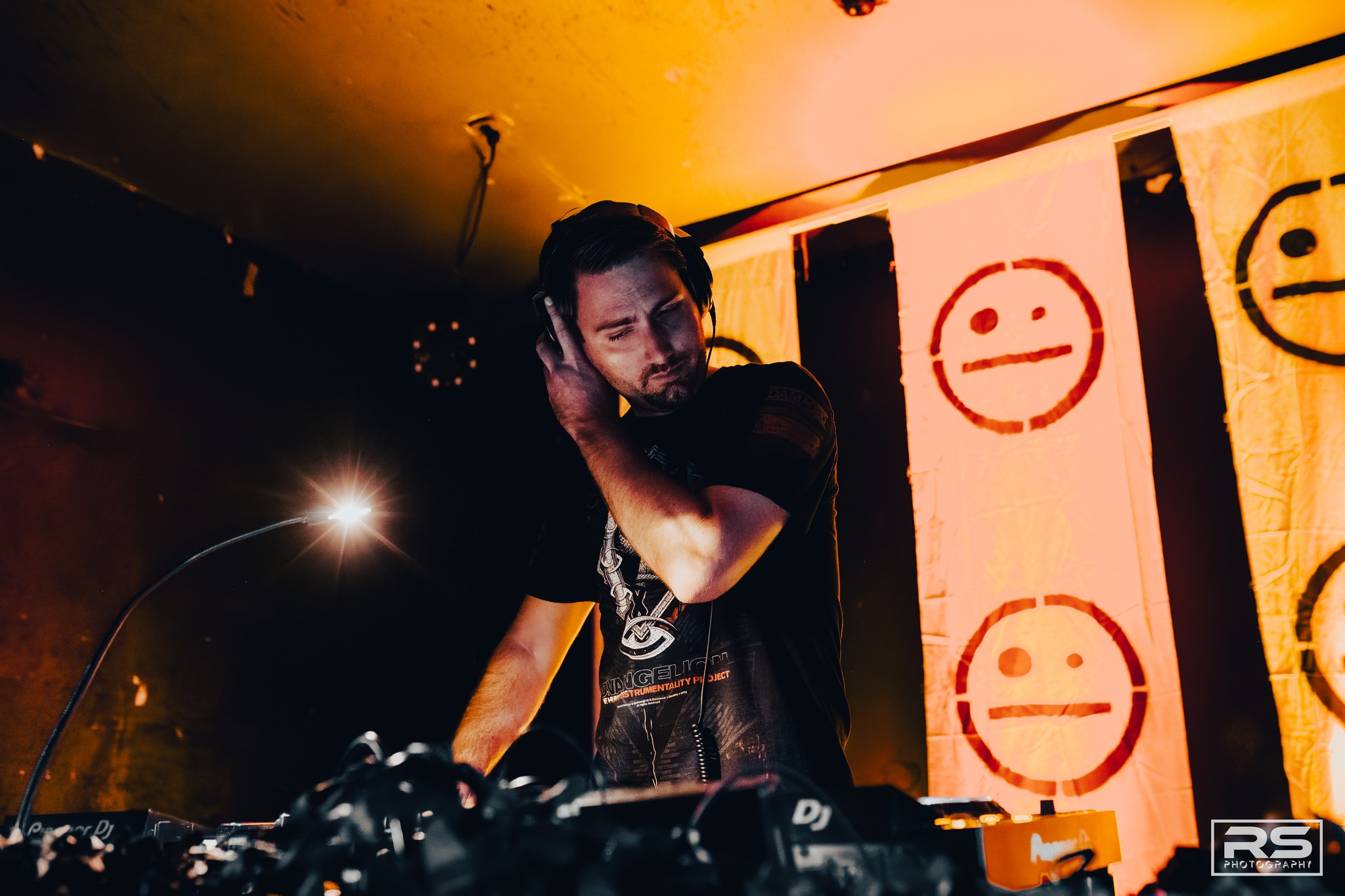 Shagoki performing live at an electronic music event