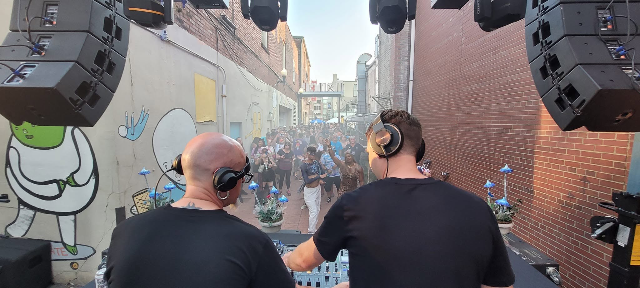 Shagoki performing live at an electronic music event