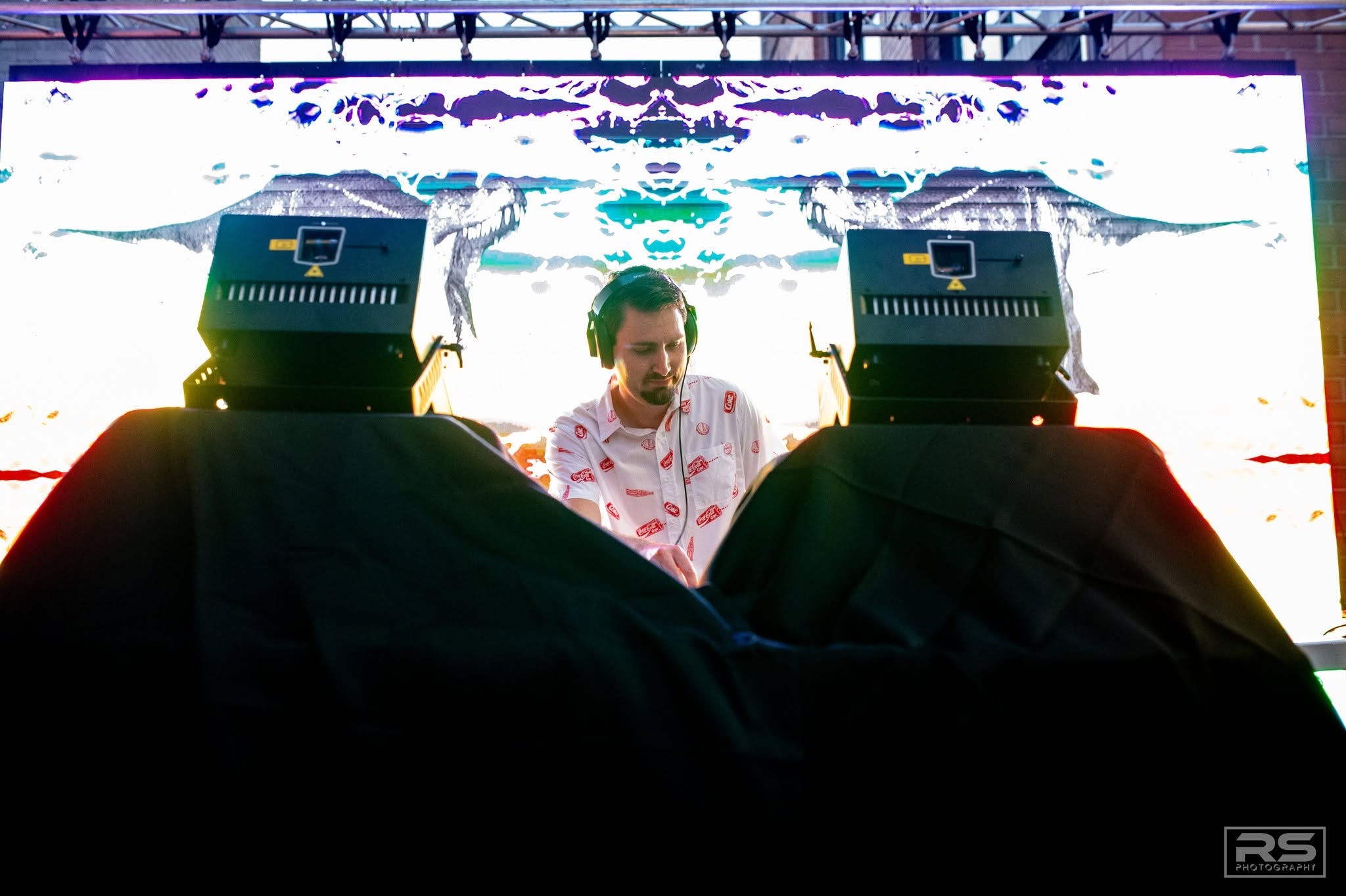 Shagoki performing live at an electronic music event